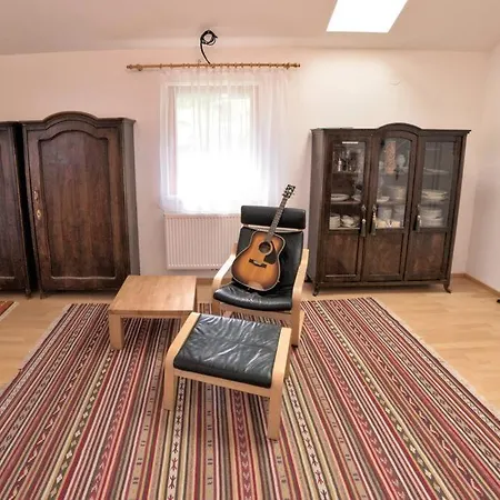 Holzhaeuschen Mit Pool *