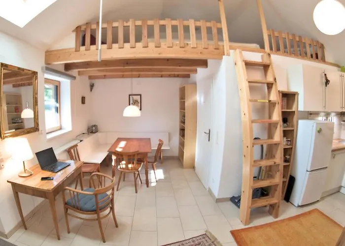 Holzhaeuschen Mit Pool